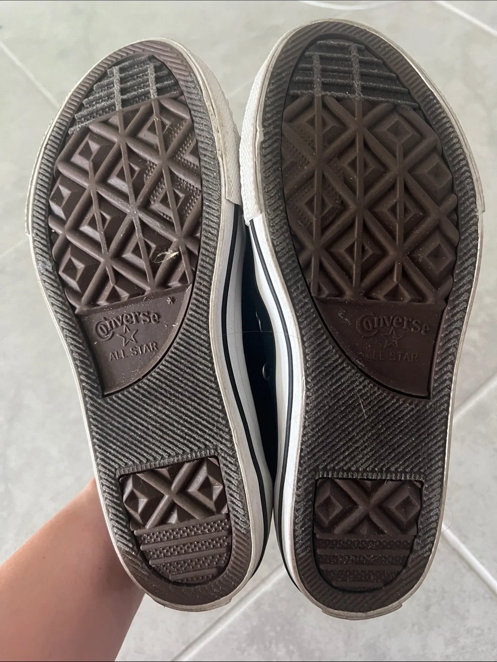 • Converse Kids Black and White Low Top Sneakers, size 3 •